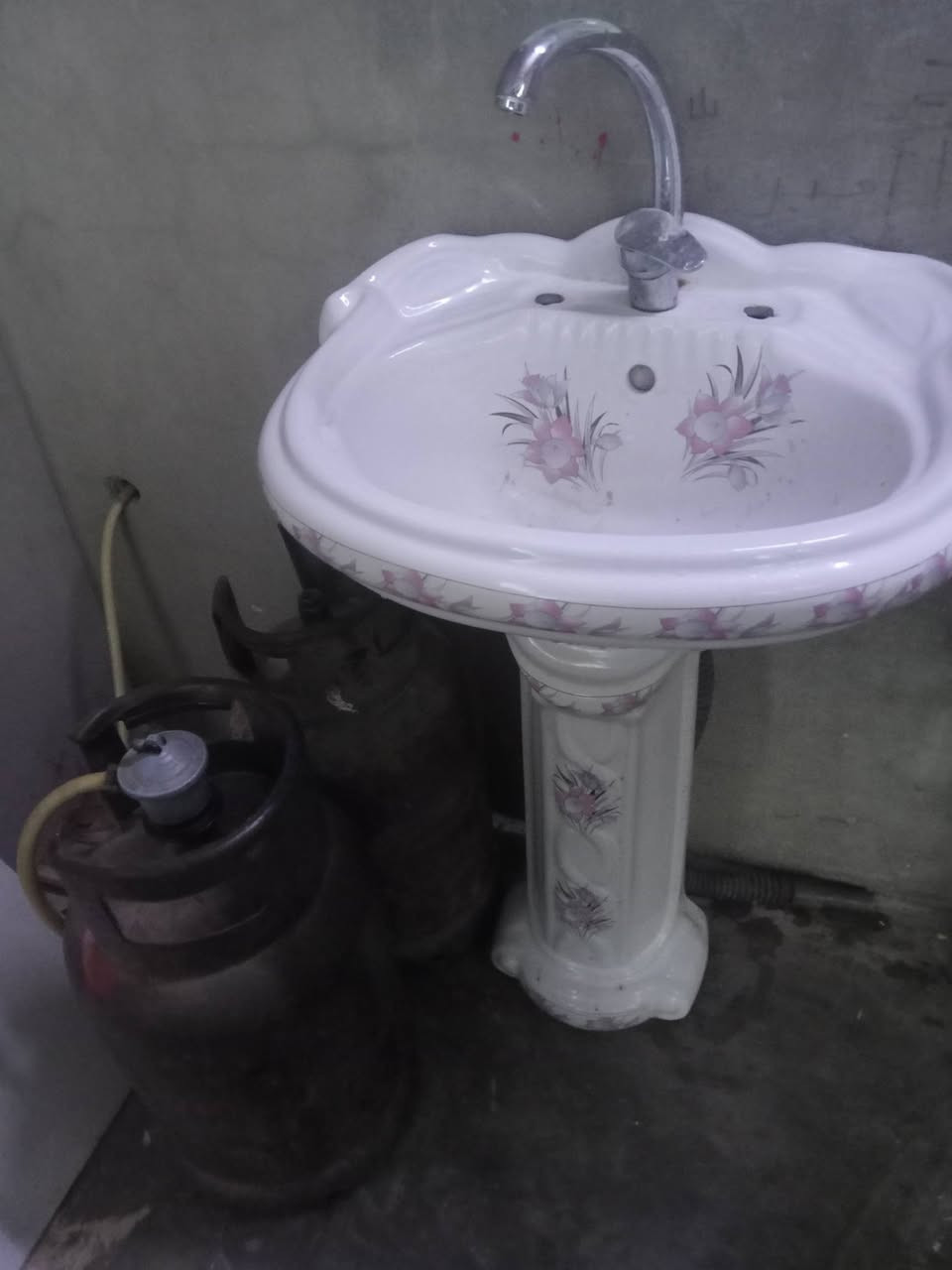 السلام عليكم متاح مغاسل نضيفه مع الخلاط الوحدة على 25 . للاستفسار.***********
