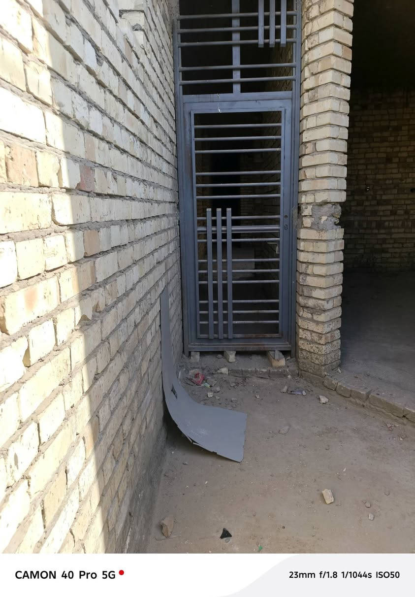 السلام عليكم دار للبيع هيكل 100متر شبابيك كاملة الرئاسة شارع عشرين نهاية شارع أم البنين ع رقمي ***********مجاري مي كهرباء الشركة جاي تصب رصيف وتبلط
