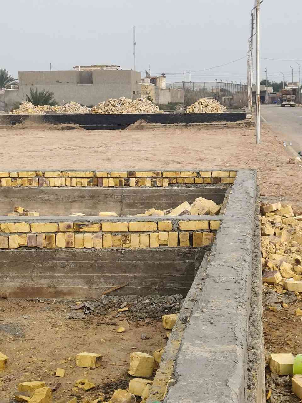 أخر قطع في مجمع أم البنين في غماس قرب المستشفى الجديده قرب الملاعب الخماسيه جميع المساحات متوفر وأسعار مناسبة  خدمات كامله ماء كهرباء تبليط شوارع عرض شارع 10 متر وأنارت ليليه طابو زراعي سند 25 تحويل بسم ألمشتري أستفسار ***********حيدر
***********
