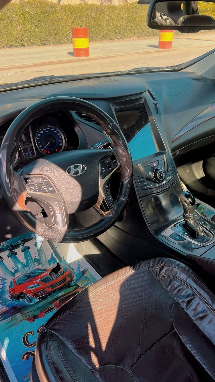 السلام عليكم 
هونداي ازيرا 2014 خليجي فول 1/1
بانوراما 
لونها بيتنجاني مميز 
محرك 6 سلندر 3000 المرغوب
ماشيه 170.000
رقم بغداد ب اسمي 
تبريد قطعتين ثلج
تخم تاير اصلي جديد 
 شاشه كبيره اصليه
بطانه  بوب صاج بلادي 
كشنات جلد تبريد تدفئه .
كهربائيات جديده اي نقص مابيهه
مانع انزلاق
مكينه وكير مكفولات
مري شفط
ترحيب ابواب مري اشاير
تثبيت سرعه
تحكم ستيرن جهتين
بردات  تضليل 2 قطع خلفيه + برده خلفيه تحكم كهربائيه عند الرجوع
حساسات خلفية
صدر امامي خلفي جديد 
تقفل السياره عند ابتعاد البصمه عن السياره  
كير عادي واوتماتيك 
محرك كير مكفولات 
بيها شخوط بسيطة 
وصبغ شبر بالبنيد اثر  ضربة خفيفه على البك 
والباقية مكفولة 
السياره جاهزة
العنوان بغداد الغزالية. او حي اور  
السعر 125 وبيها مجال بسيط 

الاتصال : ***********
