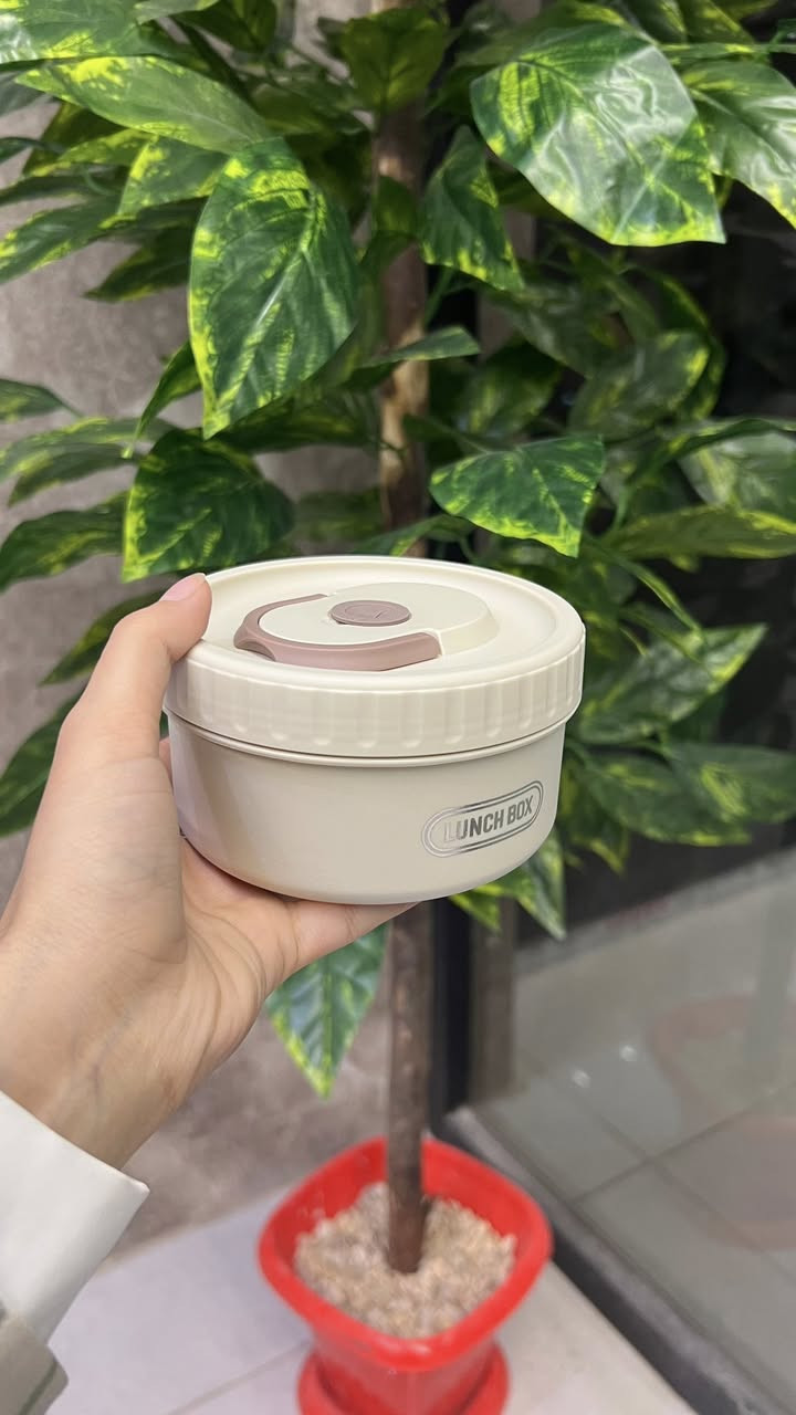 طقم علب طعام 4 قطع 

• 4 علب طعام منفصلة
يحتوي الطقم على أربع علب دائرية متطابقة، ما يساعد على تقسيم الطعام وتنظيم الوجبات بشكل مرتب

• أغطية بإغلاق محكم
كل علبة مزودة بغطاء محكم

• حقيبة حمل مبطنة من الداخل
الحقيبة مزودة بطبقة داخلية فضية عاكسة مبطنة تساعد على حفظ محتويات العلب داخل الحقيبة

• مقبض علوي للحمل
تأتي الحقيبة مع مقبض علوي مريح لسهولة حملها أثناء التنقل


**إذا كنت صاحب هذا الإعلان وتريد حذفه لأي سبب، رجاءا أرسل رسالة إلى الدعم الفني**