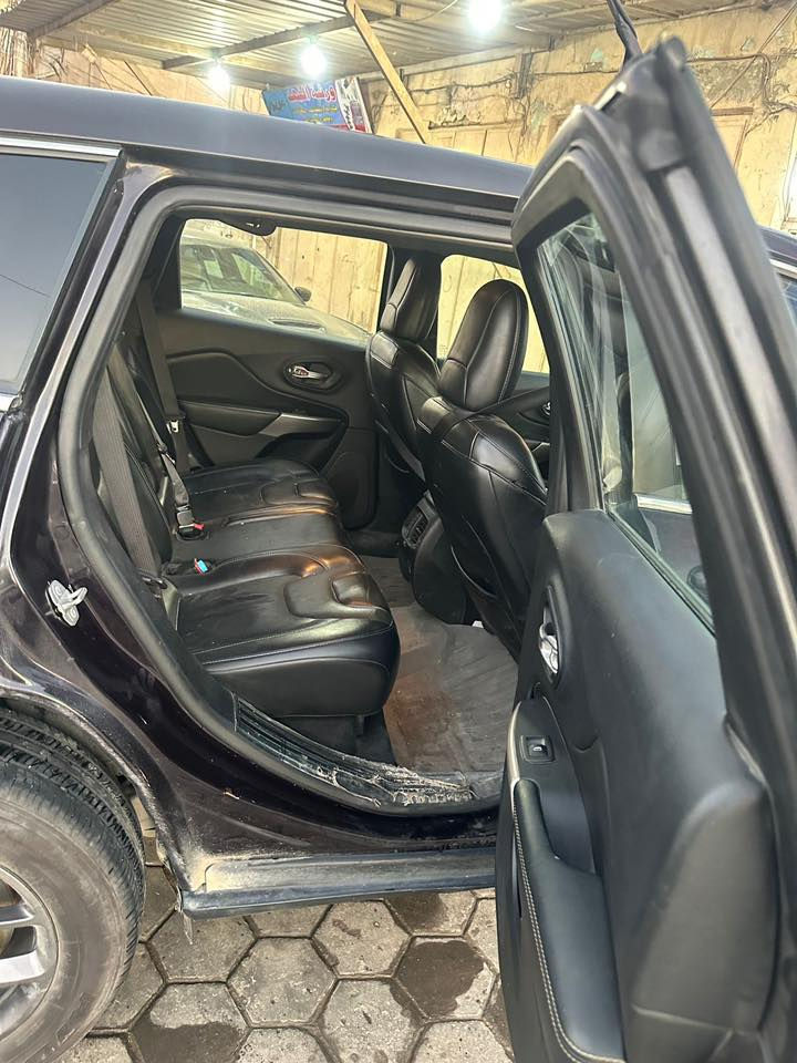 السلام عليكم
جيب شيروكي بزون

السعر 110$

الموديل : 2021 

نوع الحادث :  شجرة واكعه عليها بالاعصار بنيد وقمارة وزوج ابواب الايمن مبدلات يعني ابيع صبغ عام 

الــمــواصــفـــات :-

1 - محرك 6 سلندر 3200

2 - كشنات جلد اسود

3 - شاشة وسط للتحكم في ايعازات السيارة

4 - تبريد قطعتين امامي خلفي

5- لايت زنون + كشاف

6- رقم بابل مداور باي وقت مشروع وطني 

7 - تبريد ثلج ❄️

8 - منافذ USB امامي خلفي

10 - تحكم ستيرن جهتين

12 - نضام ABS مانع انزلاق

13- سايد بريك بصمة 

16- كشن حضن 

17- حساس خلفي

18-أوتو بريك

19- نضام قياده

20-تريشه كروم بلاد

21- بصمه

وبعد بيه هواي مواصفات السياره جاهزه 

مكان السياره نجف

صبغ عام سيارة حادثها شجرة واكعه عليها ع القمارة والبنيد 

*********** واتساب

***********اتصال
