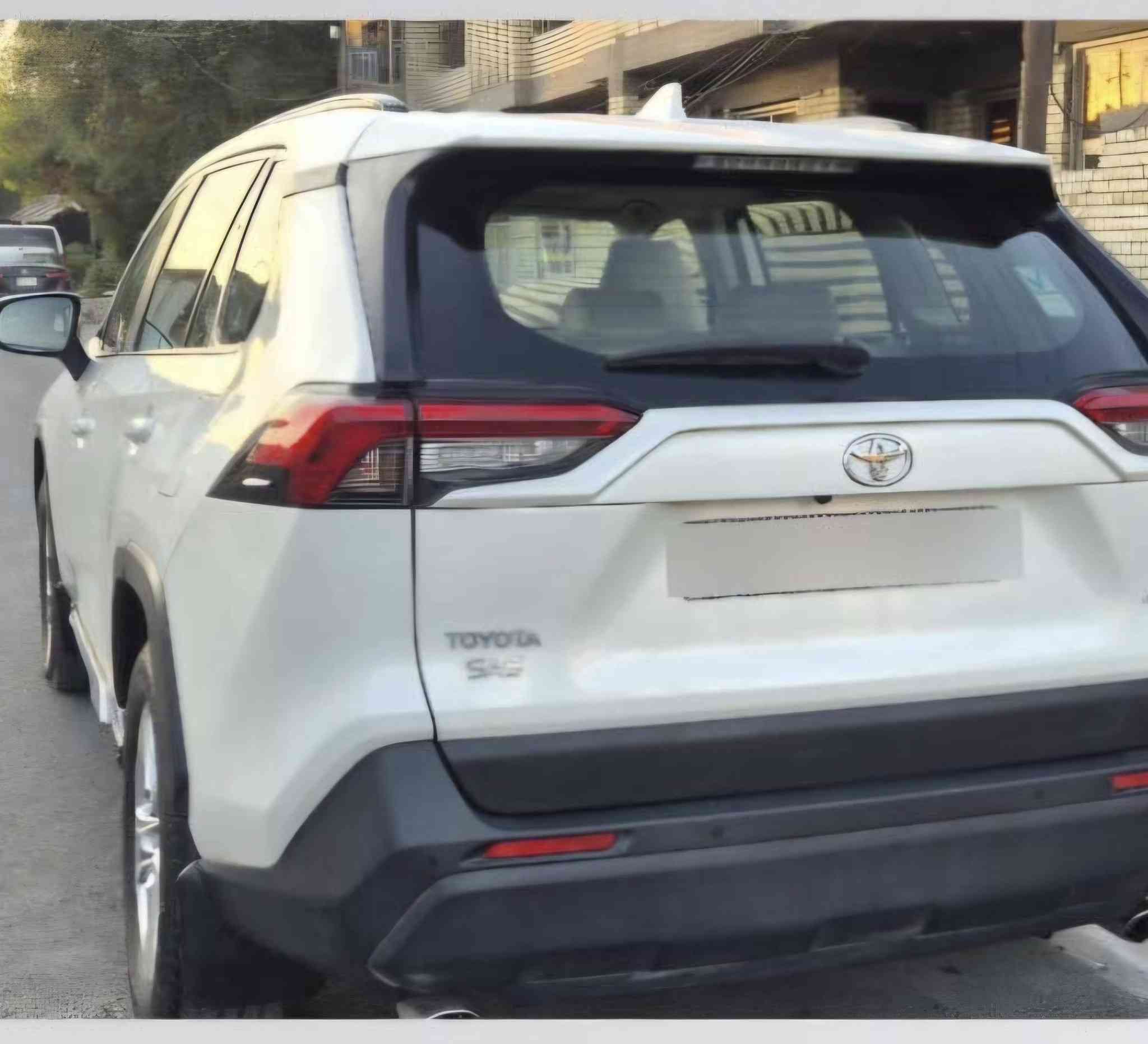 تويوتا رف فورXLE 2020بنزين فقط. 
السيارة ماشية 30200كم. فتحة سقف. تشغيل عن بعد .حساسات أمامية وخلفية. كاميرا.فور ويل.  للاستفسار. 
ت ***********.
