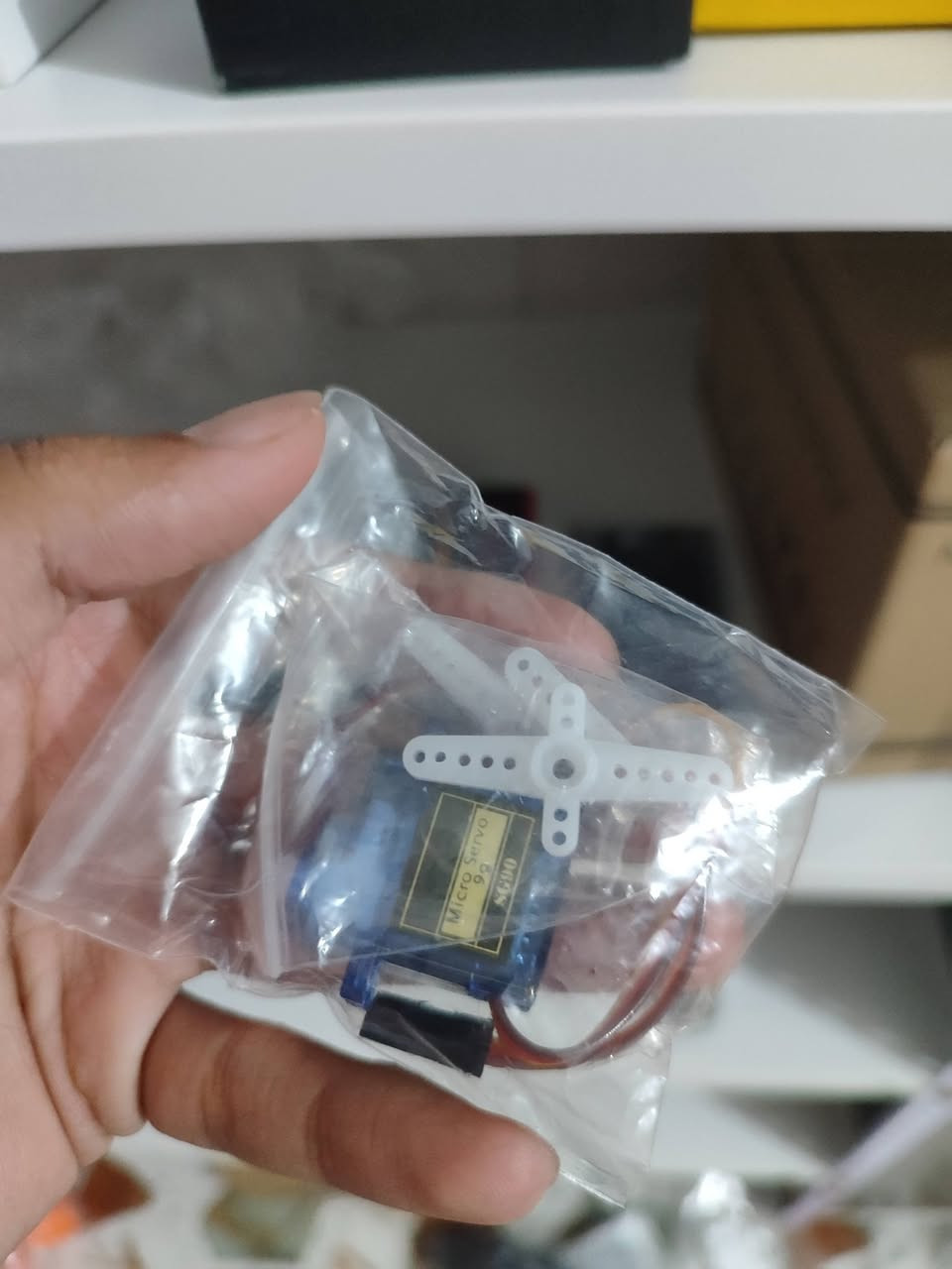 SG90 Micro Servo 360 Degree

موتور دقيق صغير الحجم يتحكم بالزاوية بدقة عالية، يُستخدم في مشاريع الروبوتات والطائرات المسيّرة وأي تطبيق يحتاج حركة دوارة متحكم بها.

المواصفات:
النوع: Micro Servo Motor (دوران مستمر 360°)
جهد التشغيل: 4.8V - 6V DC
عدد الأسلاك: 3 (أحمر VCC، بني GND، برتقالي إشارة PWM)
عزم الدوران: 1.8 kg/cm عند 4.8V
السرعة: 0.1 ثانية / 60 درجة
الوزن: 9 غرام تقريباً

يُتحكم به عبر إشارة PWM من Arduino وغيره
مناسب لمشاريع الروبوتات، الأذرع الآلية، الطائرات المسيّرة، وأنظمة التوجيه الدقيق
لمزيد من المعلومات زرونا في كتالوج الواتساب https://wa.me/p/27288417580827657/9647778744044

يوجد توصيل لجميع محافظات العراق ب5 ألاف فقط


**إذا كنت صاحب هذا الإعلان وتريد حذفه لأي سبب، رجاءا أرسل رسالة إلى الدعم الفني**