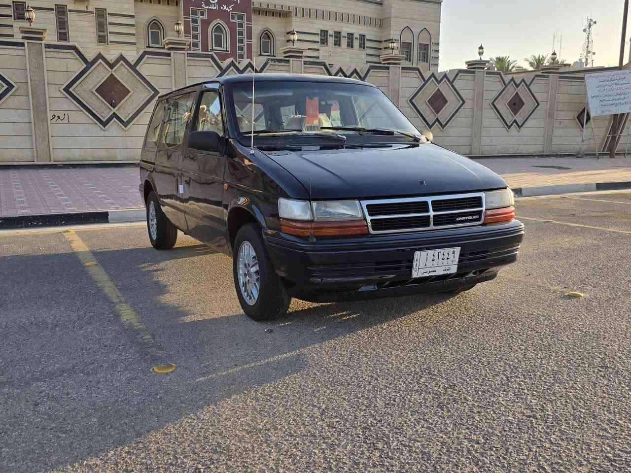السلام عليكم كلايزر موديل 1993للبيع محرك وكير محور كامري سياره جديده محرك وكير جدد كهربائيات  كلشي بيه شغال حداديه نظيفه داخل بيجي جديد مصبوغه جماليه بدون ضربه ولاخياس  تبريد شغال سابقا هسه غاز معوز   رقم نجف تحويل مباشر سياره جاهزه مابيه كل نقص ونفس الصور نصبته تخبل لابيه شخوط  ولادحجات ستوني صابغه فرن  كيجاته كله شغاله  السعر 36 وبيه مجال للاتصال ***********  مكاني كربلاء
