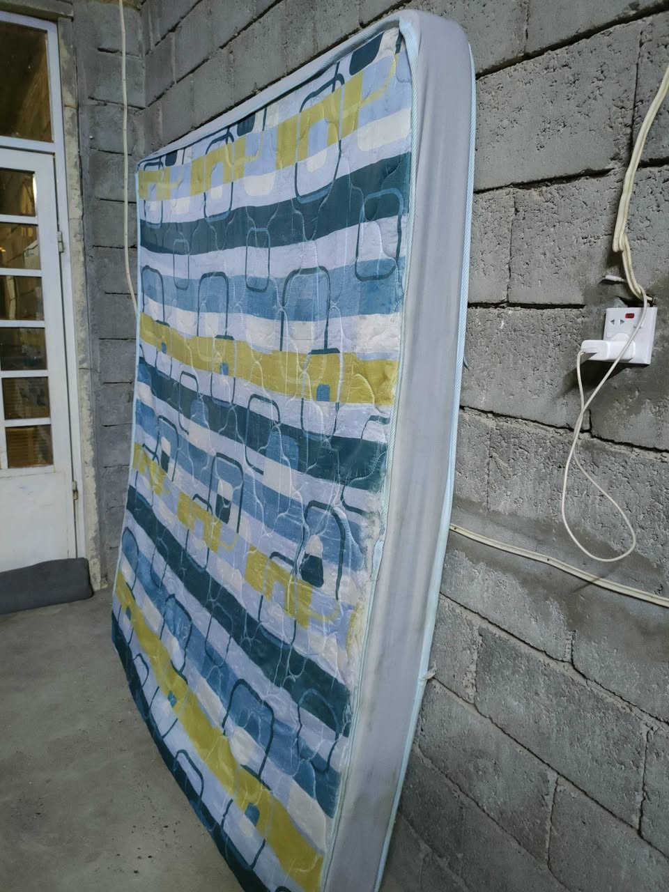 بعد التحيه.  دوشك اصلي مترين ب،180 ب 55. ديوان ب 85. جدد. ***********
