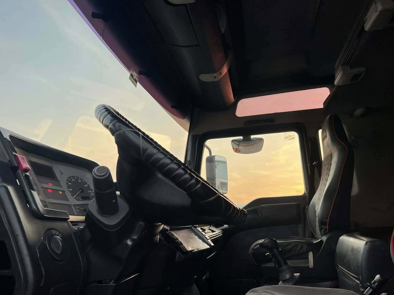 مان موديل ٢٠٠٣
٧/١٠متر حجم مكينة ٤١٠كير عادي رتايدةر 
مكان سيارة كلار سعر١٣٠مجال ***********
