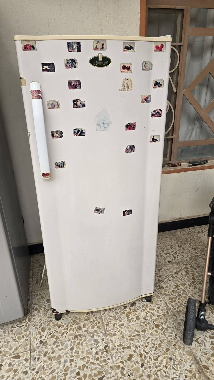 ثلاجتين للبيع بسعر مناسب شغالات نظيفات ***********
