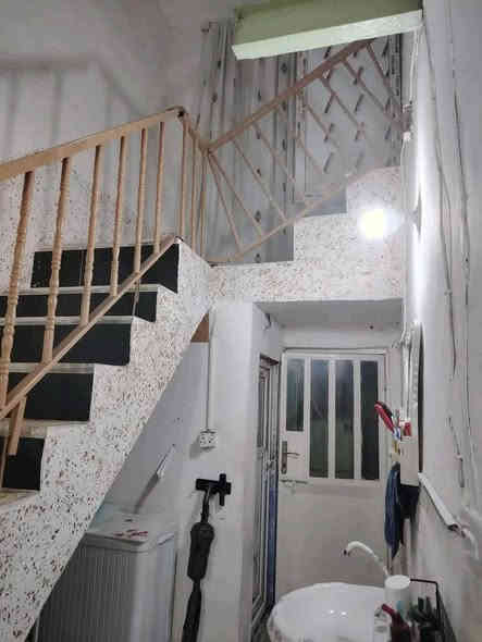 دار للايجار مساحة 65 متر دولان يحتوي على غرفتين وصاله ومطبخ وصحيات ومكشوفة وتخاريخ 
سعر الايجار الشهري 200 الف
اجور الماء والكهرباء على المؤجر
رقم الهاتف ***********
المكان حي ميسان منطقه ٨٤  تبليط وكافه الخدمات النجف
