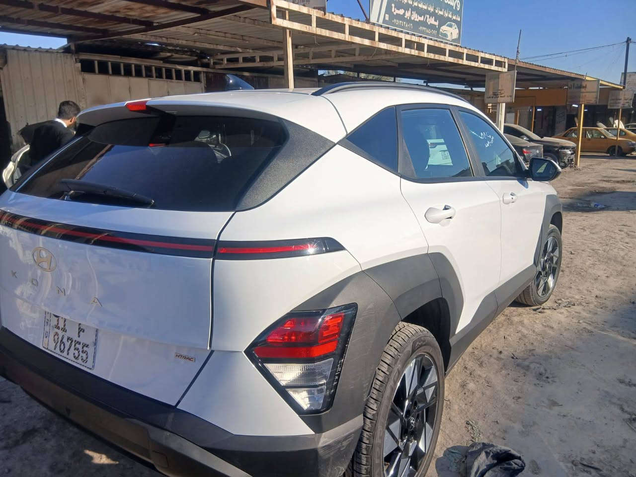 السلام عليكم 
للبيع هونداي كونا موديل 25 وارد امريكي فول مواصفات ماعدا الفتحة.
ترقيم جديد بغداد الدولي باسمي تحويل مباشر .
((حادثها يوجد طختين بسيطات بالبونيد وبالباب مال السائق تكحيلات ورشه صبغ بسيط بداية التكمة ع كد شبر فقط)) 
مواصفاته :
بصمة تشغيل وبصمة فتح أبواب وتشغيل عن بعد.
محرك ((2000)) دوش المرغوب ماشيا شي قليل ((5000)) مايل اخت الزيرو .
رادارت أمامي وخلفي وجانبي.
شاشة تاب كبيرة متصلة تدعم كار بلي.
كيجات ديجيتال.
تبريد قطعتين.
كرسي كهرباء كشن مخمل .
ويلكب كروم 4*4 فور ويل. 
سايد بريك بصمة.
تبريد بيانو .
فول تحكم استيرن.
لد أمامي وخلفي .
لايتات مالتهة البلادية زنون.
وباقي المواصفات معروفة.
((السيارة نظيفة وجديدة بمعنى الكلمة ومكفولة من كلشي ماعدا حادثها شرط ع الفحص وين ميعجبك تفحص)).
مكان السيارة بغداد الدورة السعر ب ((178)) وبيه مجال بسيط.
للاستفسار الاتصال على الرقم التالي 
*********** راسلني إدزلك صور الحادث عن واتساب بغداد, العراق
