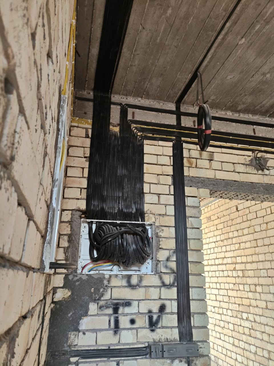🏡 كل تأسيس متقن هو بداية منزل آمن ومريح لسنوات طويلة.
تم بحمد الله تنفيذ تأسيس كهربائي متكامل لمنزل بمساحة ٢٠٠ م² مكوّن من طابقين، مع الالتزام بأعلى معايير الدقة والجودة.
🔹 التأسيس باستخدام أسلاك سيمنز الفنار لضمان الاعتمادية والأمان. 🔹 تنفيذ منظومة كاميرات مراقبة (٥ كاميرات). 🔹 تنفيذ منظومة إنترنت بتوزيع احترافي يضمن أفضل أداء واستقرار. 🔹 تنفيذ جميع الأعمال بدقة واهتمام بأدق التفاصيل لضمان أفضل نتيجة.
⚡ تنفيذ كادر الماستر للتأسيسات الكهربائية وبوردات السيطرة.
نسأل الله أن ينال عملنا رضاكم، وثقتكم هي الدافع لتقديم الأفضل دائماً.
📞 للاستفسار والحجز: ***********
