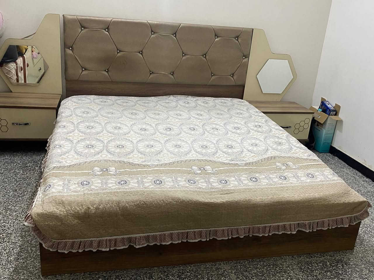 غرفه نوم تركيا اصلي ثقيل 
5قطع 

بيها ملاحظات بسيطه 

رايدها ب٢٥٠ وبيها مجال 

مكاني فلكة حي النصر 
***********
