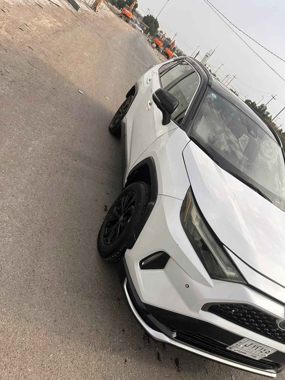 السلام عليكم عندي راف 4 موديل 2023 امريكي هايبرد ياباني  تو كلر حادثها جاملغ وربع البنيد فول مواصفات اعلى فئها كامرات خلفيه واماميه وجانبيه ماشيا 20 كير مكينه كفاله سلايت وبصمه كشن كهرباء مواصفات هواي بيها بعد رقم بغداد بأسمي السعر 240 ورقه وبيها مجال بسيط مكان السياره شهداء البياع رقم الهاتف ***********
