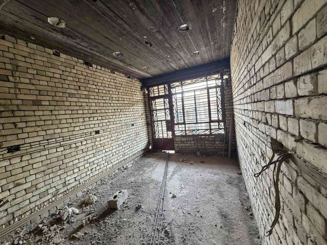 السلام عليكم …
دار للبيع المساحة 150m طابو صرف موقع الدار البلديات شارع 30 اليؤئن 

الطابق الاول يحتوي على غرفة  +مناور عدد 2 +حمام خارجي وداخلي   + كراج +صالة + استقبال 

الطابق الثاني يحتوي على ثلاث غرف + صالة + حمام 

الطابق الثالث يحتوي على  بيتونه + سطح امامي وخلفي 

بناء الدار سنة 2023 درجة اولى من سيراميك رفت شتايكر لبخ 

شباك باب  كهرباء مجاري ماء كامل  

للاسفسار الاتصال بالرقم ***********
