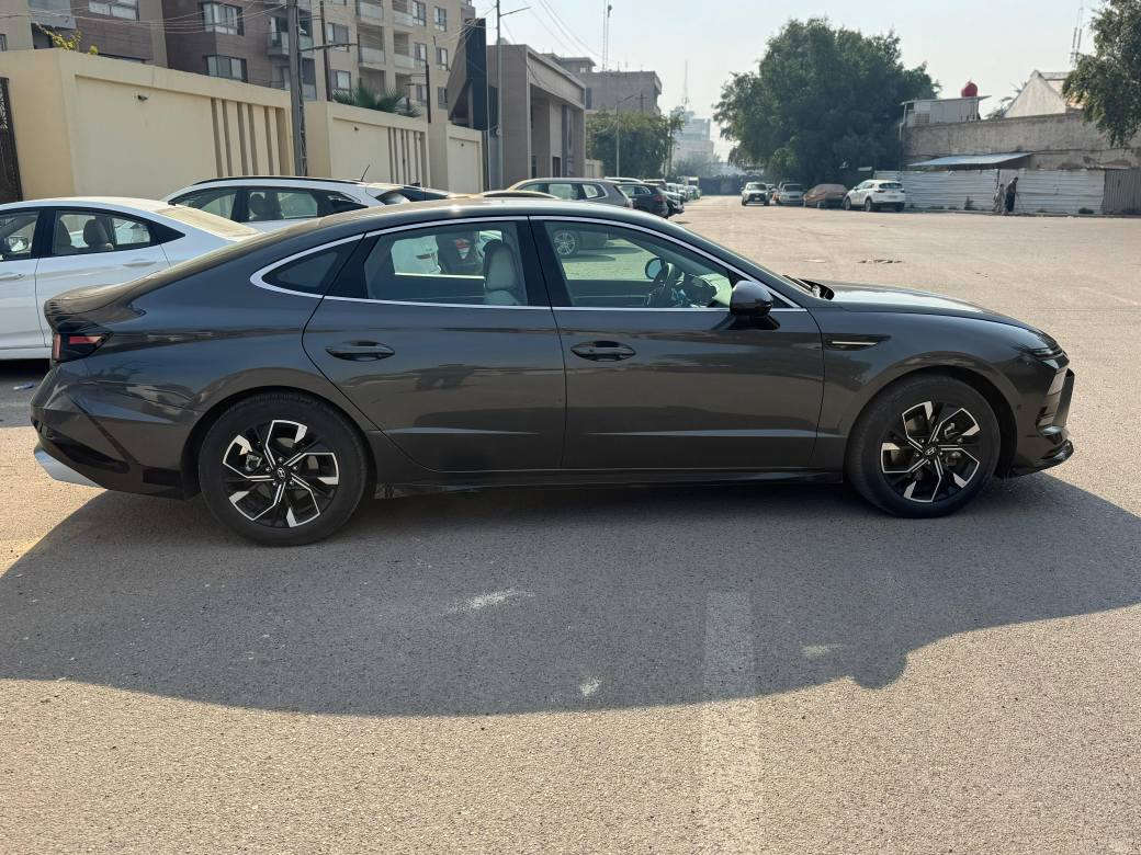 🔴سوناتا  الشكل الجديد 🔴
مكينة 2.500
‏HYUNDAI SONATA 2024
بدون ايرباك بدون دواخل
🔴. حادثها السياره طخة بسيطه بالبنيد فقط جاملغ بارد فقط مال جني
الباقي مكفول عالفحص ابيع
🔴سياره رقم اربيل وهزا  جديد باسمي تحويل  
مكينة 2.500 طيااررره 🚀🚀
مواصفات راح اذكرهن 
بصمة دخول ذكي  
شاشة ع طول الدشبول 
تحكم ستيرن 
رادار امامي معا تحديد مسافة سيارة كدامك 
رادار خلفي 
رادار جانبي 
اوتو ستوب خلفي 
اوتو ستوب امامي 
شفتات ستيرن 
كشنات كهرباء وفول ايرباك 
كشنات تدفئه 
كير تعليك 
شحن لاسلكي 
حساس فتح جنطة الخلفية 
تشغيل عن بعد 
نظام خروج عن المسار 
نظام قيادة ذاتيه 
تبريد منفصل قطعتين امامي 
جامات اوتو 
نظام اوتو هولد مال ازدحامات 
هندبريك بصمة 
انظمة قياده سبورت ونورمات وكمفورت  وايكو 
كاربلي يدعم كافة الانظمة الهاتف 
دبل كزوز 
كامرة خلفية دوارة
دشبول كاربون فايبر 
كشنات ودشبول وبيبان لون سموك 
ويلكب حجم ١٨انج
تايرات بلادية عليها 
بجم زنون 
لد ع طول البجم 
لايتات اوتو 
نقط عمياء 
مراية داخليه تعتيم تلقائي 
شاشة تبريد تحكم كله لمس 
🔴مكاني  بغداد  العطيفية
🔴السعر  198 ورقه
صور الحادث موجوده بالمنشور +ملاحظة تعرضت لطخة من الخلف بسيطة ابيع على وضعها
🔴رقم الهاتف 
:    واتساب + اتصال عالخط
***********    
واتساب او الاتصال عالرقم بغداد, العراق
