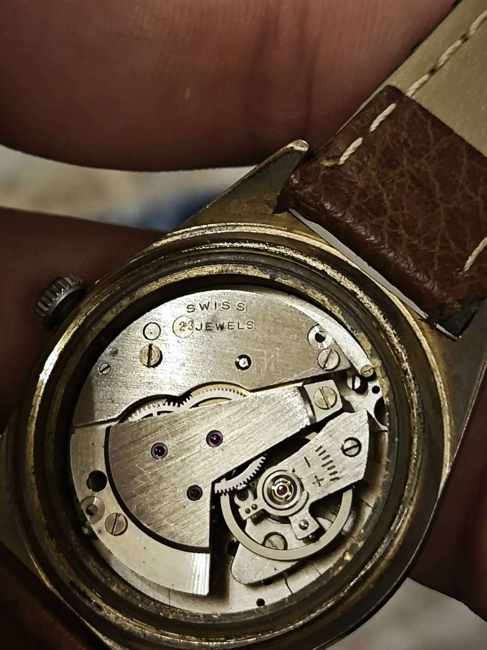 ساعة سويسري 
أنتاج قديم 
الساعة تكويك
تاريخ شغال 
ماكنه سويسري 
تحتوي على 23 حجر 
نظافة تامه 
سير جلد طبيعي 
السعر 55 الف وبيها مجال 
للتواصل واتساب أو الاتصال على الرقم 
***********
