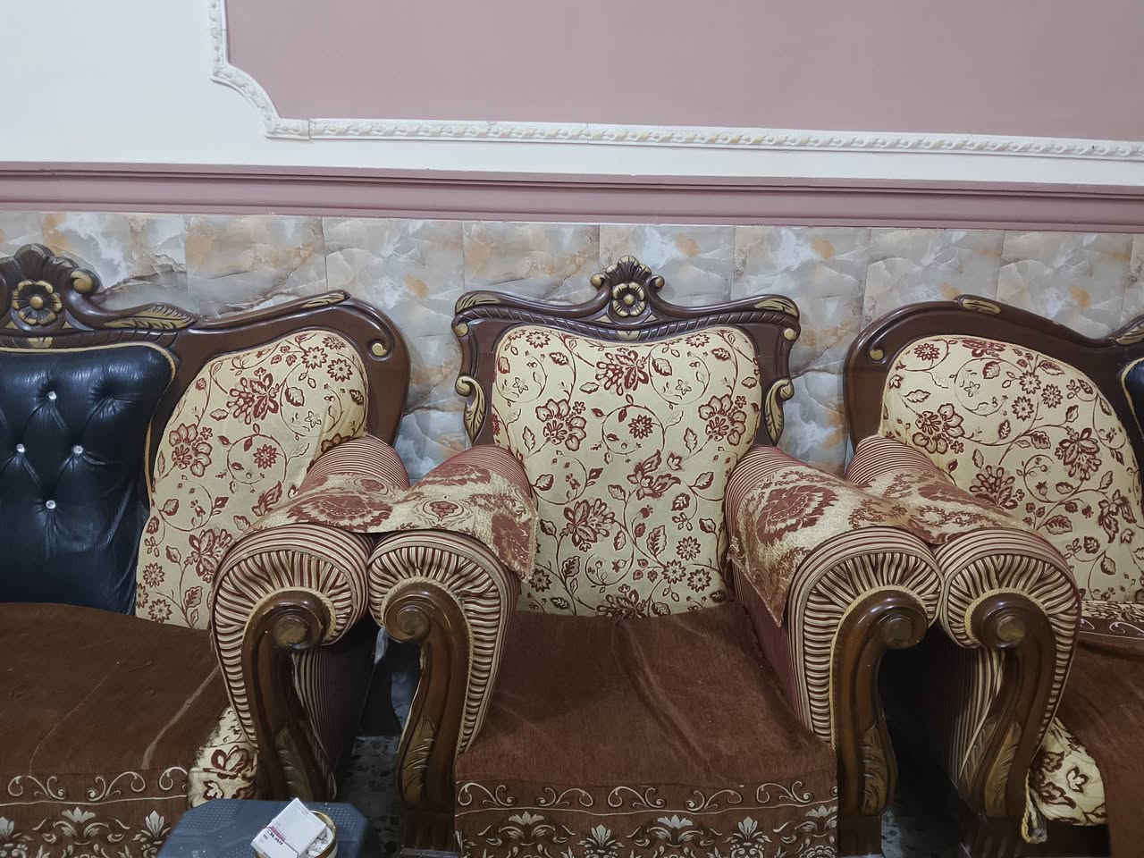 تخم للبيع 2قنفه كبيره وحده وسطيه و4كراسي ب350وبيه مجال
***********
***********
