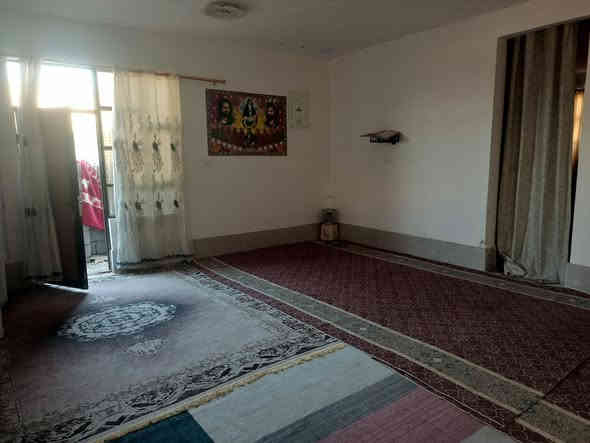 السلام عليكم
كاع مساحته 1000 متر مجاور ماركت القمه 
تحتوي الارض على ثلاث بيوت البيت الاول مساحته 250 م
الثاني 150 والثالث 150 البيوت الي مساحتهن 150 كاملات مابيهن اي نقص 
والبيت المساحته 250 متر بعده هيكل فقط كامل من مجاري ومي وكهرباء نقصه جص وبورك وارضيه 
السعر 190 وبيهن مجال 
الرقم ***********
