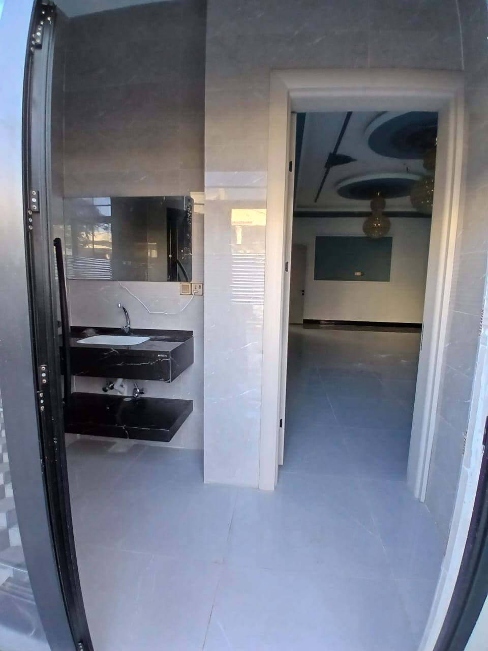 دار للبيع مساحه 300م واجهه10نزال 30  شارع المستشفى العسكري شارع 15 مبلط
الواجهه حجر اخضر 
سحب مغربي فول 
4غرف نوم 
للاستفسار الاتصال على ***********
السعر خاص
