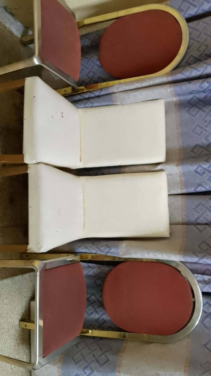 للبيع للبيع ميز طعام مع كراسي 4 السعر 70 الف وبيها مجال التواصل واتساب فقط ***********
