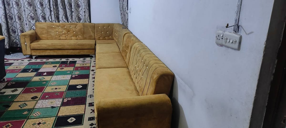 ديوان ١١ مقعد نظيف اي ضرر مابي للاستفسار خاص او الاتصال على الرقم ***********
