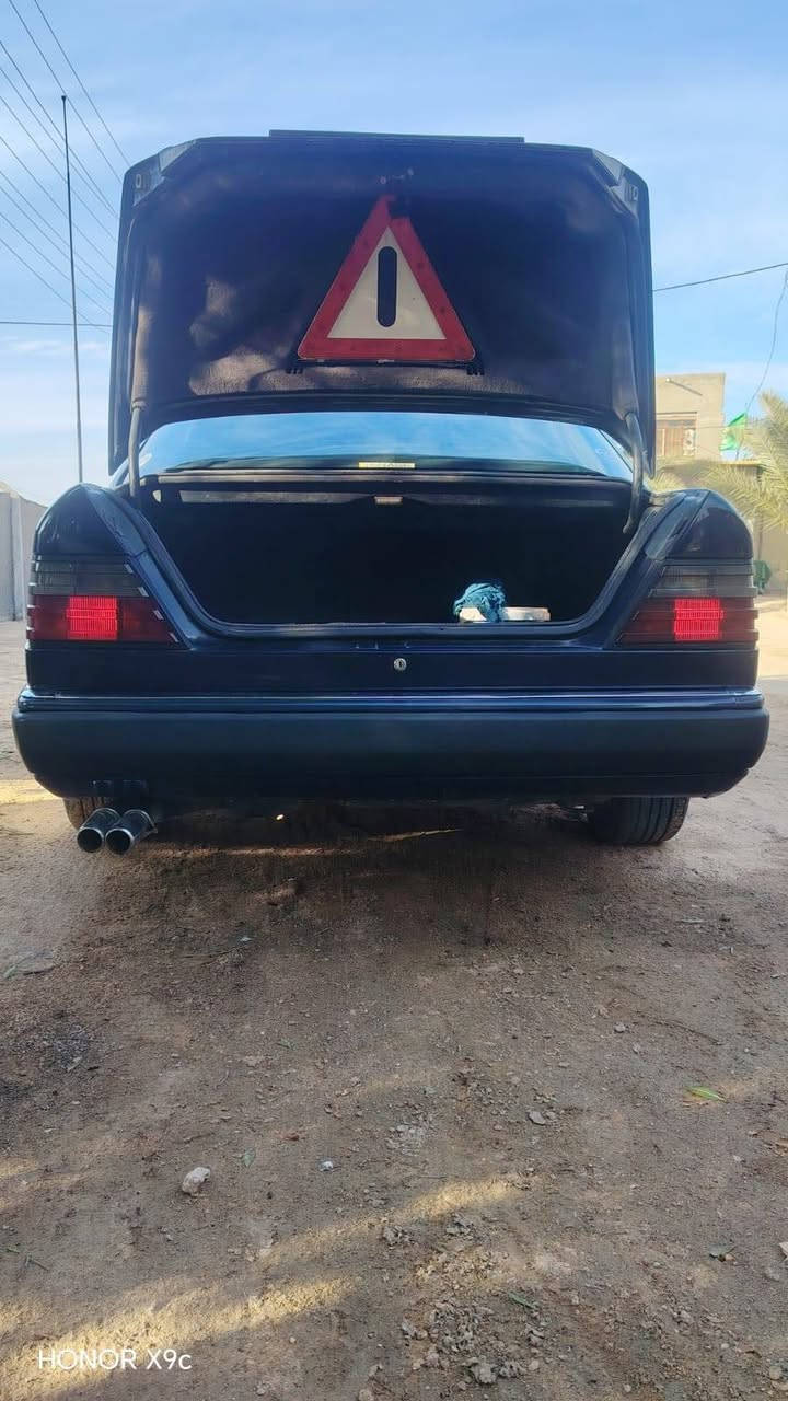 اخوان مكلف بنشر اني لحد يراسل مارد اتصل على صاحبها
سلام عليكم 
مرسيدس E300 
موديل 1991 أصل 
رقم بغداد دولي سنويه جديده مشروع وطني باسمي 
مواصفاتها 
تخم تاير جديد ✅
صدر جديد ✅
باتري جديد ✅
كهربائية كلها شغاله ✅
داخل جلد كله جديد ✅
كشنات تحكم كهربائي ✅
جام  4 كهربائي ✅ 
تبريد ثلج 🥶 
تدفئى شغاله نار 🔥 
قواعد دبل سليمات ✅
ويل بلادي ✅
سعرها 70 وبي مجال 
مكاني كربلاء 
رقم ***********
