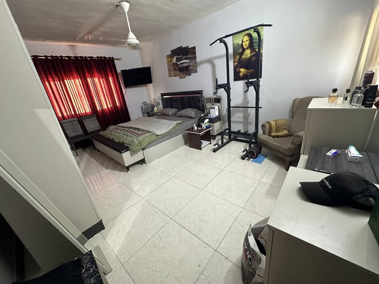 السلام عليكم 
بيت ٢٠٠ متر طابو صرف يتكون من ٤ غرف نوم ثنين فوك وثنين جوه وكراج وصاله ومطبخ وحمامات٣ 
العنوان الحسينيه السكلات سكله ١٣ 
للتواصل واتساب فقط ***********
السعر خاص رجآ
