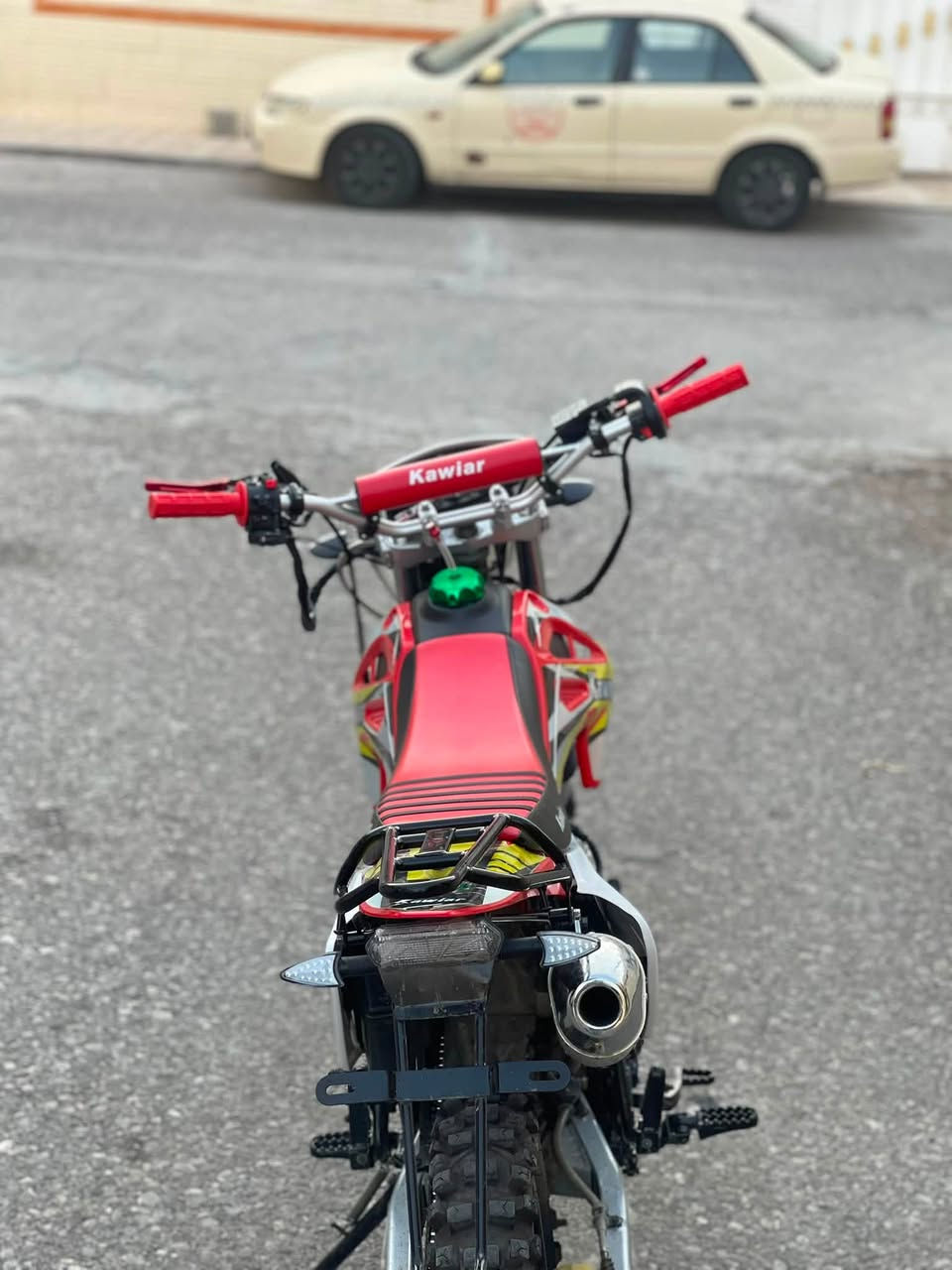 سەرەتا بەناوی خودا kawiar مەکینە 200cc مانتۆڕەکە سفڕە دوو مانگە دەرهێنراوە هەموو گیانی بەشەرتە  دەسکە کلاج و گێڕ قەپاخ بەنزینی سپۆڕتی بۆ بەستراوە کامل ئەشیای خۆی لەگەڵە ئاوێنە درعی سەر دەسکە کلاج کڵاوێکی قەفازی لەگەڵە 
شوێن هەولێر :*********** 

بسم الله الرحمن الرحيم
دراجة Kawiar 200cc.
الدراجة جديدة، مستعملة لمدة شهرين فقط. جميع أجزائها أصلية. تم تركيب مقبض كلتش (الكلج) رياضي، وناقل الحركة، وغطاء خزان الوقود الرياضي. جميع القطع الأصلية موجودة معها، بالإضافة إلى المرايا، وواقي مقبض الكلتش، وخوذة وقفازات.
الموقع: أربيل
📞 ***********
