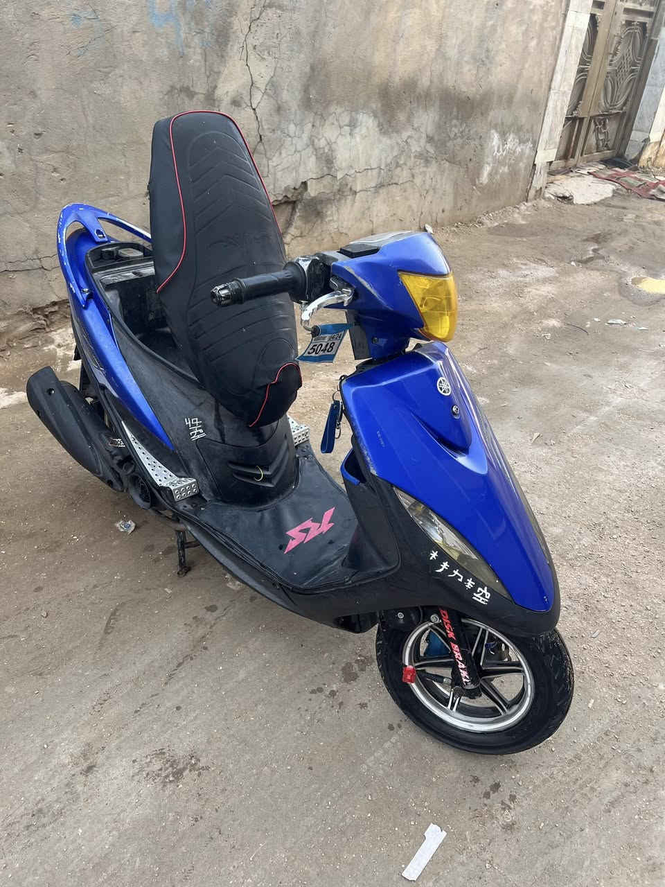 السلام عليكم 
ماكس عدله مال رمبه مكفوله كفاله عامه 
23ختم كفر وسواد ومكينه كله مطابق
اوراق كامله مال رمبه 
وياله نجمه اصلي وفج برمبو وبيه تزويد خفايف
مكينه بلادي برغي ممفتوح بيه دهن امزويل 
مكاني بغداد المحموديه
شراي يتصل ***********
السعر 1250
