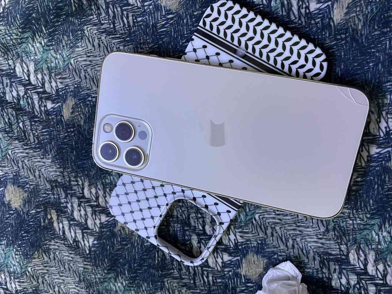 السلام عليكم 👋
ايفون ١٢ برو ماكس 
ألون ذهبي 
الذاكره ٢٥٦ 
دبل سيم كارت 
مبدل بطاريه فقط 💯 
الجهاز حيل نضيف 
فيس إيدي شغال 
الكامره دمعه 
السعر ٣٧٠ وبي مجال للطيبين 
للاستفسار خاص أو ***********
