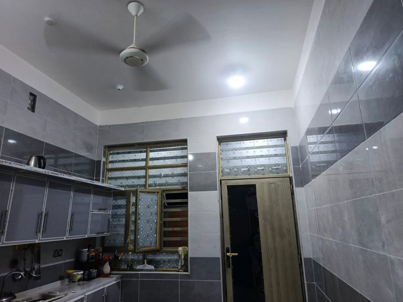 🏡 فرصة مميزة للبيع – نصف دار طابو صرف 🏡
📍 الموقع: ناحية العكيكه – شارع المجاري  
📐 المساحة: 150 متر  
🏗️ البناء: درجة أولى (طابوك + كونكريت)  
🆕 عمر البناء: 3 أشهر فقط  

✨ تفاصيل العقار:  
▪️ طابق ونصف  
▪️ 3 غرف نوم واسعة  
▪️ ديوانية مرتبة  
▪️ صالة مريحة  
▪️ مطبخ حار وبارد  
▪️ صحيات داخلية وخارجية  

💰 المطلوب للبلدية: 9 مليون  
📅 التسديد السنوي: 550 ألف في شهر الخامس  

📌 البيت مرتب وحديث ومناسب للسكن العائلي، موقع هادئ وخدمات متوفرة.  

📞 للاستفسار والمعاينة:  
***********
