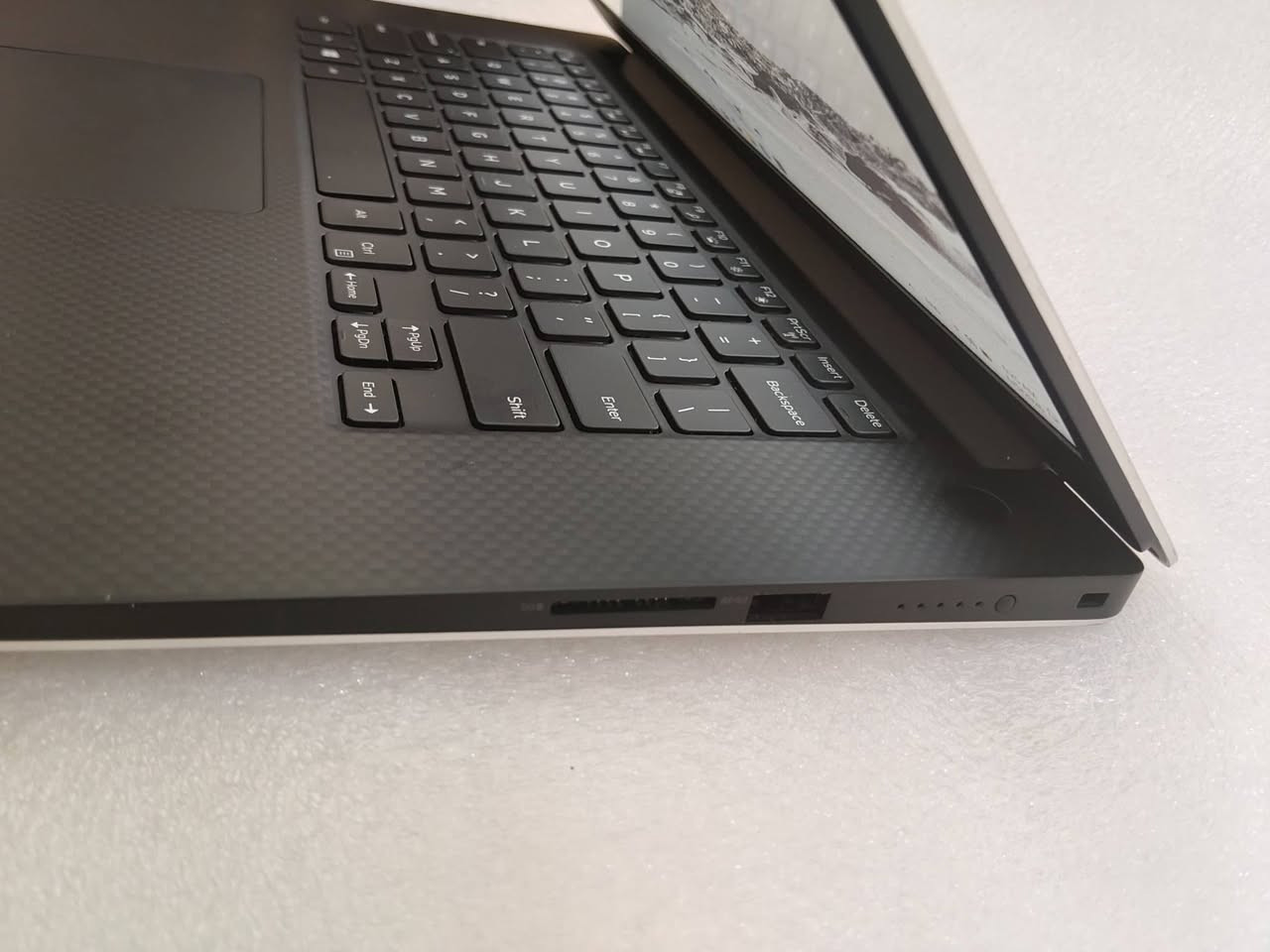 ⚡ Dell XPS 7490
A
🔹 Core i7 الجيل 9
🔹 RAM 32GB
🔹 SSD 1TB مع توفر خيار 512GB
🔹 كارت شاشة خارجي 4GB من سلسلة GTX 1650
🔹 شاشة 15.6 إنج

يُعد من أرقى وأفضل موديلات Dell XPS
مواصفات قوية للاستخدام المتقدم والمهام المتعددة
تصميم أنيق وجودة تصنيع مميزة من سلسلة XPS
أداء مستقر ومناسب للعمل والدراسة والتصميم
خيار متوازن يجمع بين الشكل الراقي والأداء الجيد

🎯 الاستخدامات:
✔️ التصميم والمونتاج
✔️ البرمجة
✔️ الهندسة والبرامج المختلفة
✔️ الأعمال المكتبية
✔️ الدراسة والاستخدام اليومي المتقدم

🚚 يوجد توصيل لجميع محافظات العراق
🛡️ ضمان 10 أيام

📩 للاستفسار عن اللابتوب أو السعر راسلنا خاص


**إذا كنت صاحب هذا الإعلان وتريد حذفه لأي سبب، رجاءا أرسل رسالة إلى الدعم الفني**