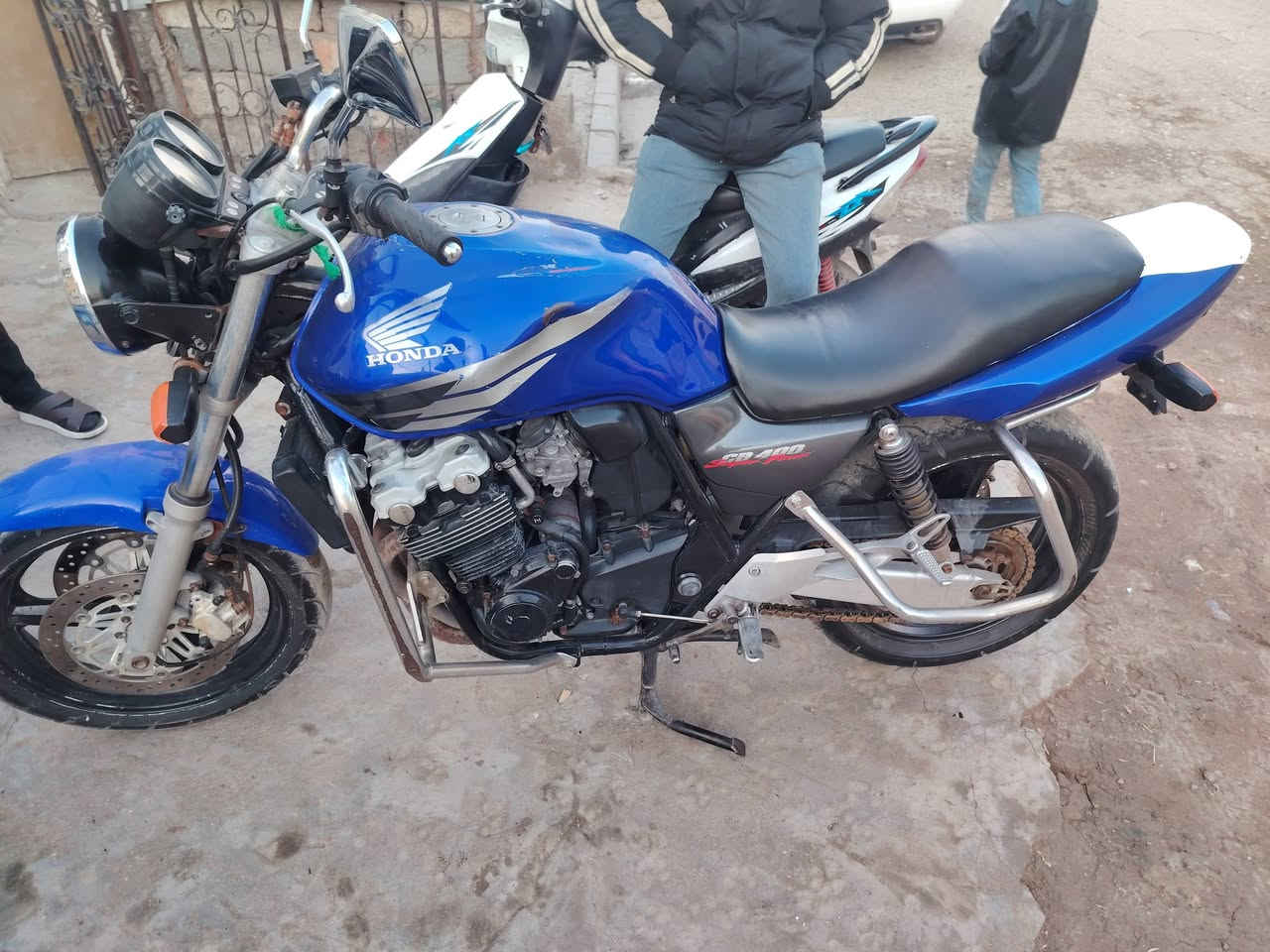 دراجه سيبي فور محرك 400 كفاله عامه  جيل الثاني   أوراق اصولي كامله السعر 13 وبيه مجال قليل للشراي العنوان العماره سيد عاشور  *********** اني مكلف بل نشر
