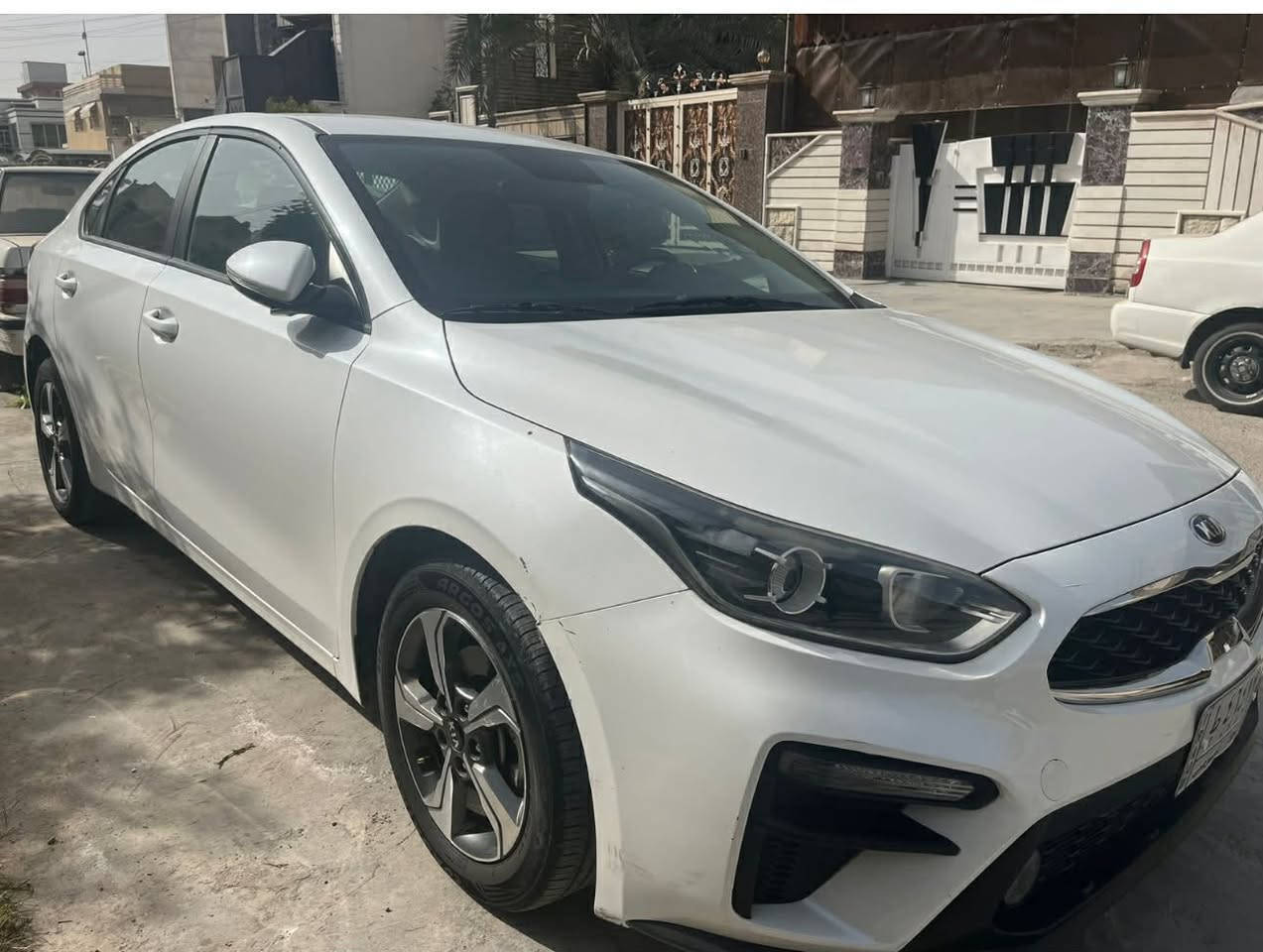 سلام عليكم كيا سيراتو ٢٠١٩سياره خليجيه مواصفات دوليه سياره نضيفه كلش ماشيه (١٥٠)كير مكينه صدر مكفولات بيها طخه بلباب الخلفيه معدله بارد طخه خفيفه كلش رقم بغداد تحويل ثاني يوم مكاني شارع فلصطين قرب قدوري ***********
