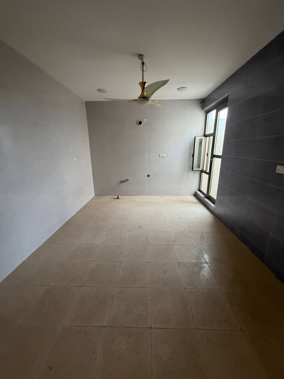 📢 منشور رقم: ((630))
💎 للإيجار في السيدية 💎
شقة طابق ثاني زيرو مودرن 
تتكون من:. 
💠مدخلين 
💠٣  غرف نوم 
💠 صالة واسعة
💠 مطبخ 
💠 خدمات عدد ٢ 
💠بدل الايجار ٧٥٠ الف دينار 
————————————
📞للاستفسار:☎️ ***********

📍 موقع المكتب:
 السيدية – قرب  مجمع السفير
