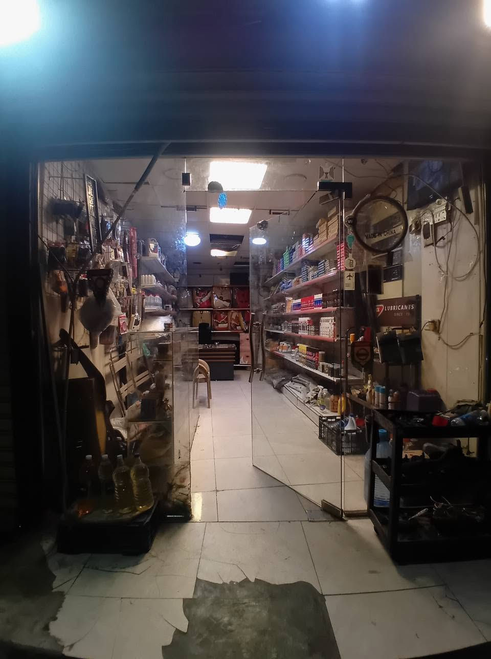 السلام عليكم للبيع محل كماليات سيارات متكامل المحل كامل وشغال سبب البيع لعدم التفرغ 
عنوان المحل بغداد حي الجامعة شارع 66
علمآ مكان المحل حيوي 
واجار المحل رخيص جدآ 
للاتصال والاستفسار 
***********
متوفر واتساب 
*********** بغداد, العراق
