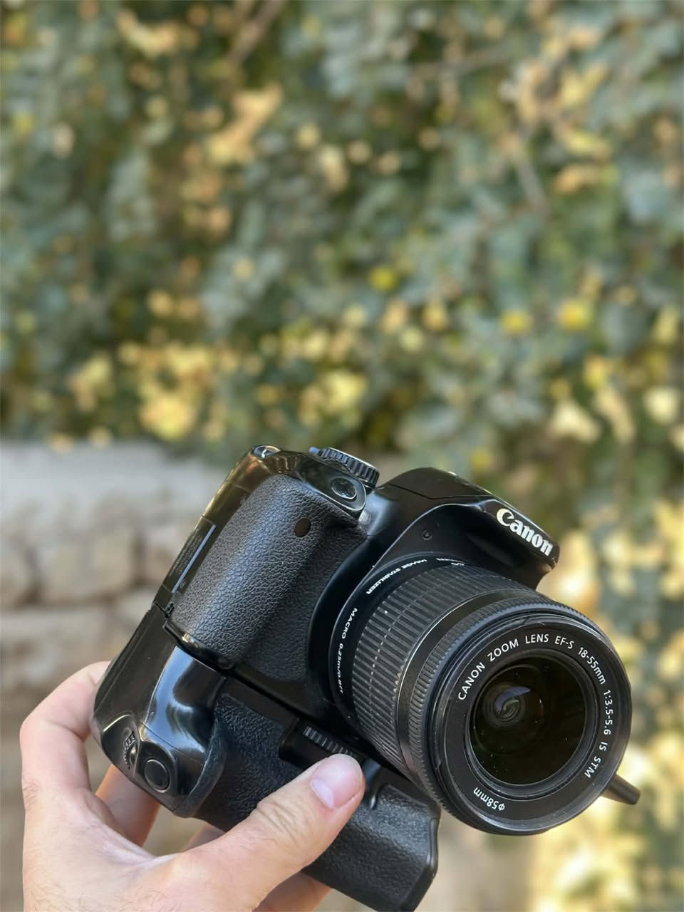 للبيع كاميرا Canon EOS 650D بحالة مرتبة ونظيفة، مناسبة للمبتدئين والمحترفين بالتصوير 📸
الكاميرا تصور صور وفيديو Full HD بجودة عالية، بيها شاشة متحركة ولمس، ودقة 18 ميگابكسل مع فوكس سريع وأداء ممتاز بالتصوير.  

🔹 المواصفات:
• دقة 18MP
• تصوير Full HD
• شاشة متحركة Touch
• تصوير متواصل 5fps
• تدعم عدسات Canon EF / EF-S
• مناسبة للتصوير الاحترافي وصناعة المحتوى  

🔸 الملحقات:
✔️ عدسة
✔️ جنطة
✔️ شاحنة
✔️ كرب/كيبل
✔️ حزام كتف
✔️ بطاريتين

الكاميرا جاهزة للاستخدام وما تحتاج أي شي ✨
الي يهمه يراسلني خاص او واتس ***********
سعرها 350 وبيها مجال

