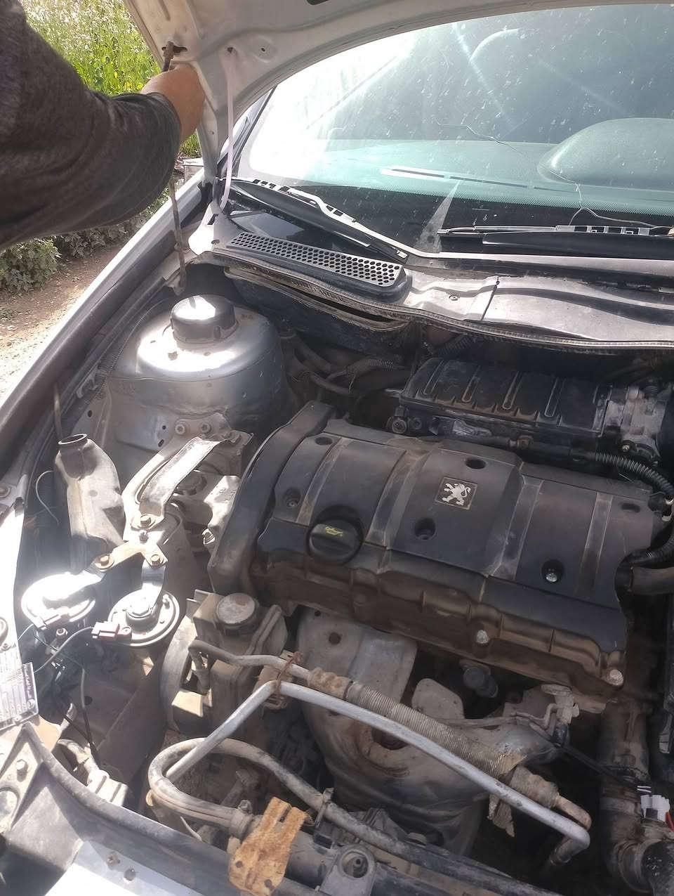 السلام عليكم من رخصة الادمن سياره سمند رنا فرنسي موديل 2014 رقم واسط سنويه 2026 محرك كير جديد سنتر لوك كهرباىيات شغاله سياره نظيفه تبريد نقص غاز تايرات نظيفه صاحبه يريد مداور سعر 40 وبيه مجال الاتصال *********** مكاني ديوانيه عفك
