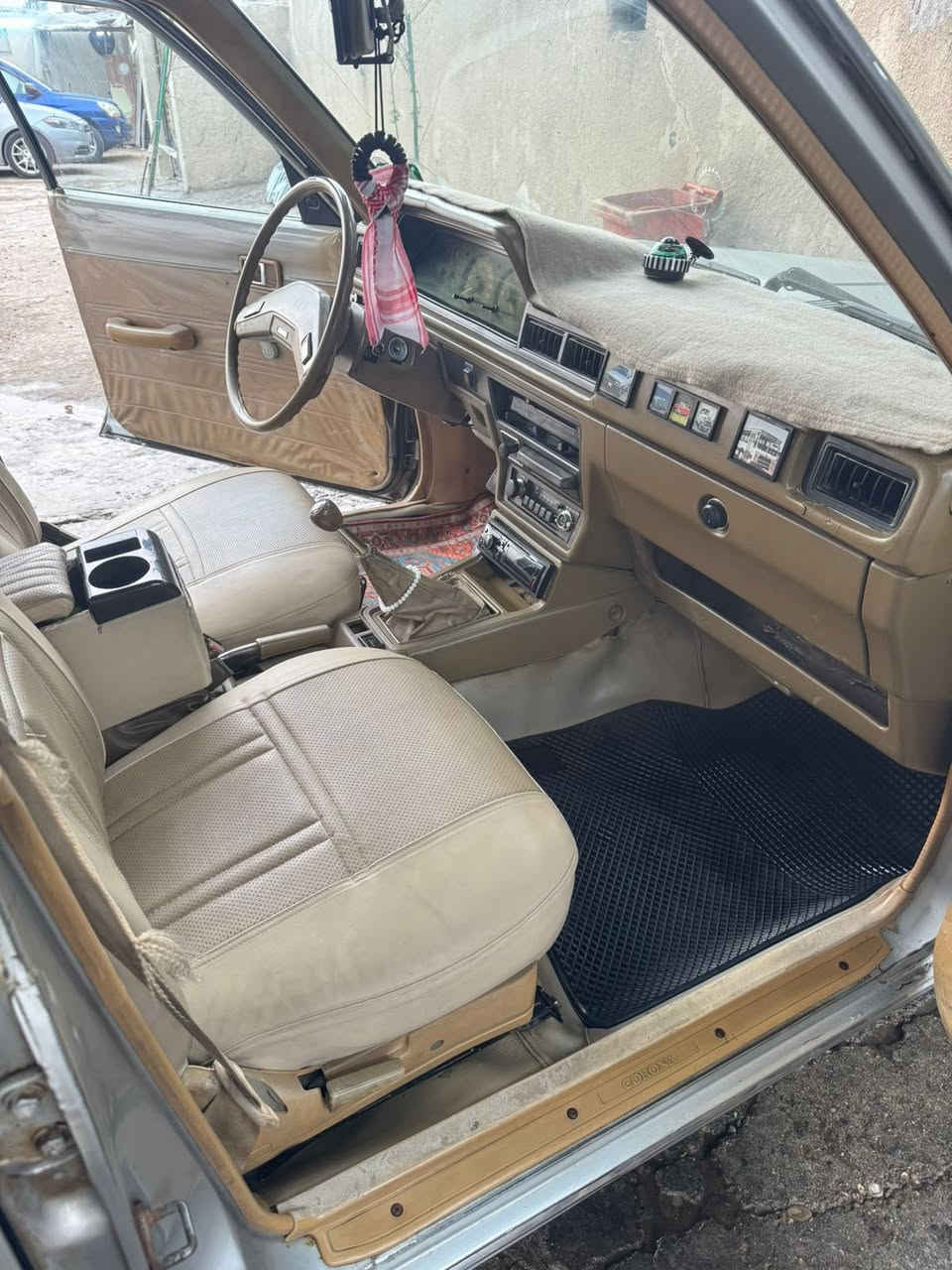 كرونه مديل 81 السياره بلاديه كلها تبريد وياه السويج تخم تاير كير اكسل بلاديه السياره جانت مضمومه مال شايب كلها بلاديه غرفتها بلاديه صدرها يخبل ماطلعه هواي السياره طابكه وبيتي بلمنصور اتشرف بيكم السعر 40 وبيها مجال للطبين ***********
