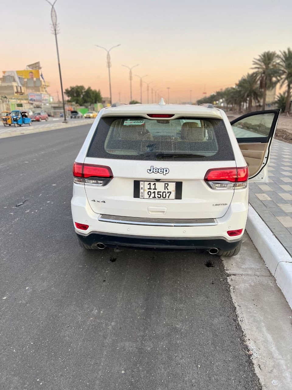 سلام عليكم
جيب 2020 

خليجي وكاله  ماشيه ٣٩

مكفوله كفاله عامه ماعده الي بسونار 
سونار موجود 

باقي السياره مكفوله من دعاميه ل دعاميه 

سياره جديده بمعناه الكلام 

سياره عليها بوليش وحمام وطبقه من النانو سيراميك 

سياره لايوجد فيها كل ملاحضه 

الموصفات سياره

بنوراما 

حساسات امامي وخلفي

صندوك كهرباء 

محرك 6 سلندر 

كير مكينه ممفتوحه

فول الفول موصفات 
رقم بغداد دولي 
ماكو شي مابيها معروفه مواصفات الجيب
السعر ٣٠٥ وبيها مجال 
مكان سياره بغداد البلديات
***********
