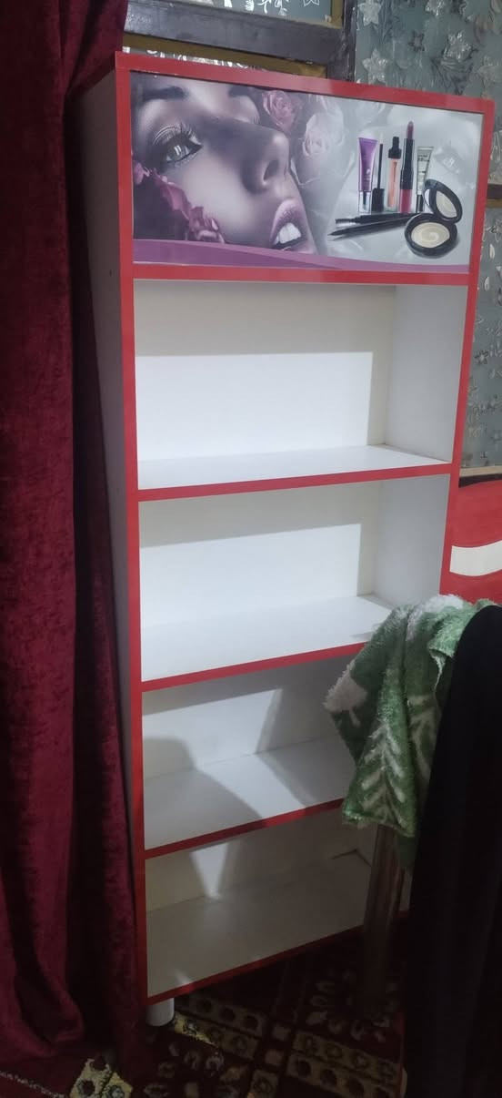 السلام عليكم فاترينات خشب للبيع مستعملات شي قليل اخو الجديد العنوان ديالى خان بني سعد وهذا رقمي ***********
