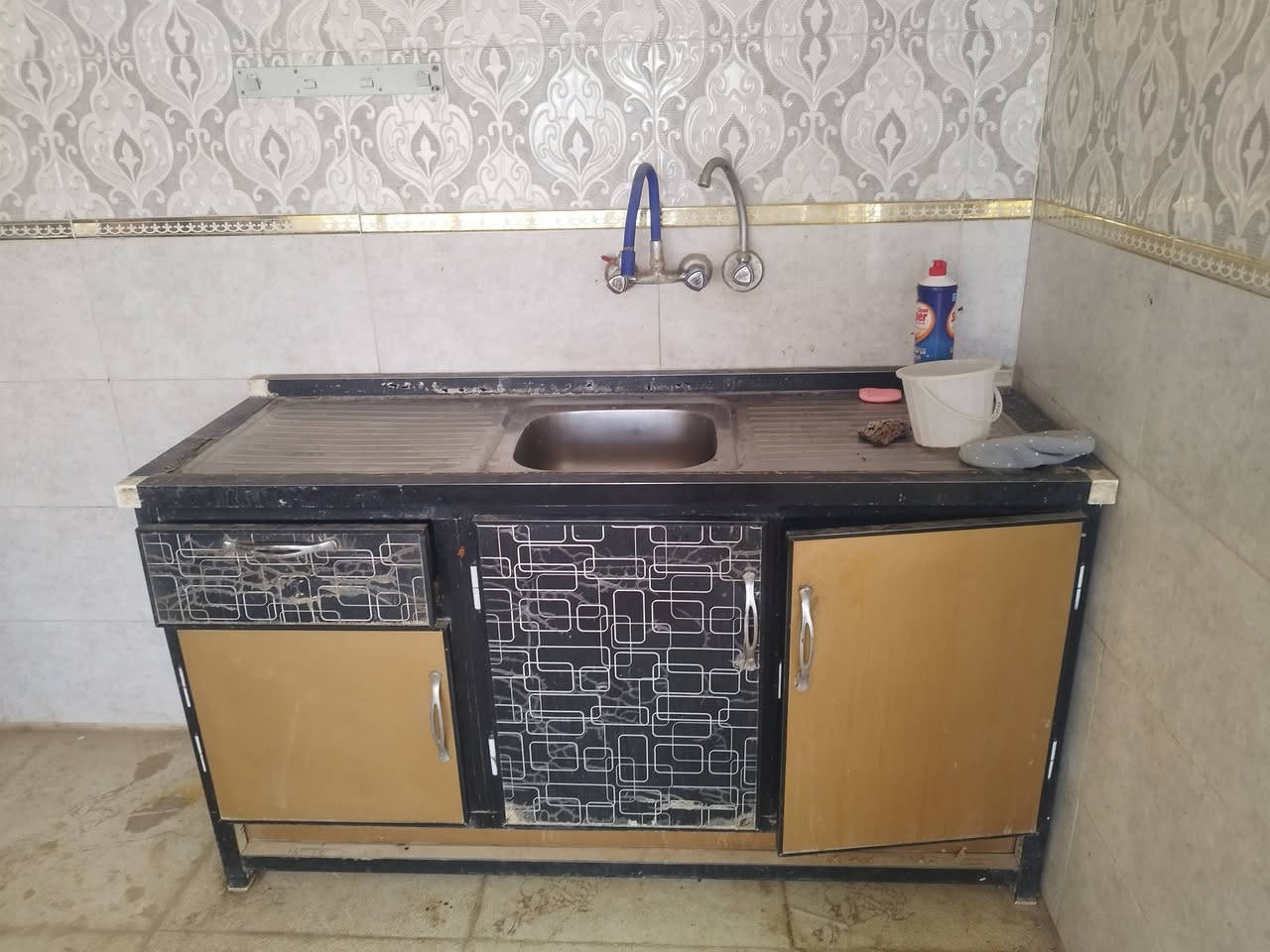 السلام عليكم كاونتر للبيع مستعمل نظيف 80% النظافه المنيوم السعر 300 العنوان حمزه الشرقي شارع الصناعه قرب صيدليه الفياض رقم الهاتف ***********
