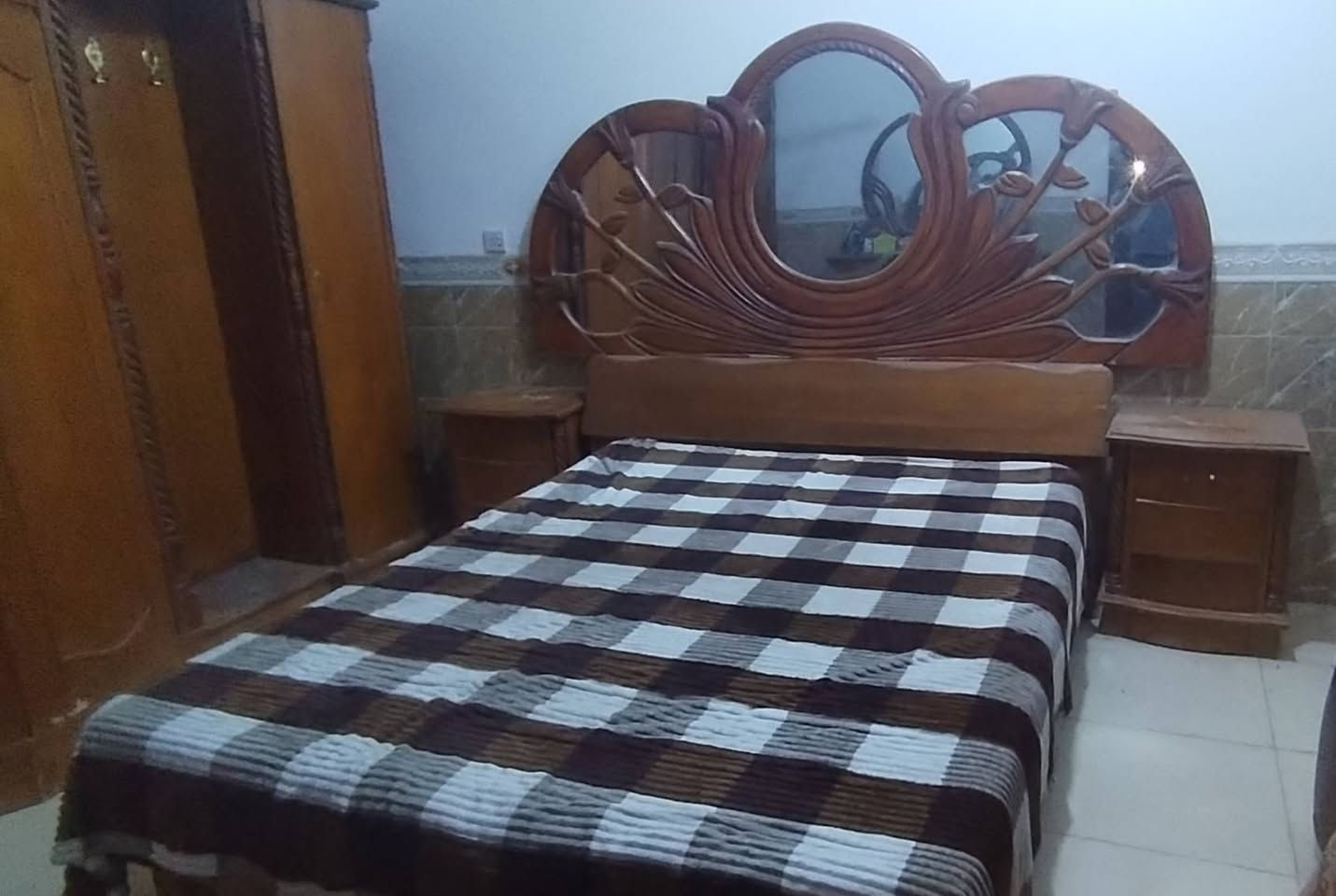 السلام عليكم.. عندي غرفة نوم صج داخل وخارج  كامله تسكام ٦ ابواب مع الملحق نظيفة.السعر مليون وبيهه مجال


**إذا كنت صاحب هذا الإعلان وتريد حذفه لأي سبب، رجاءا أرسل رسالة إلى الدعم الفني**