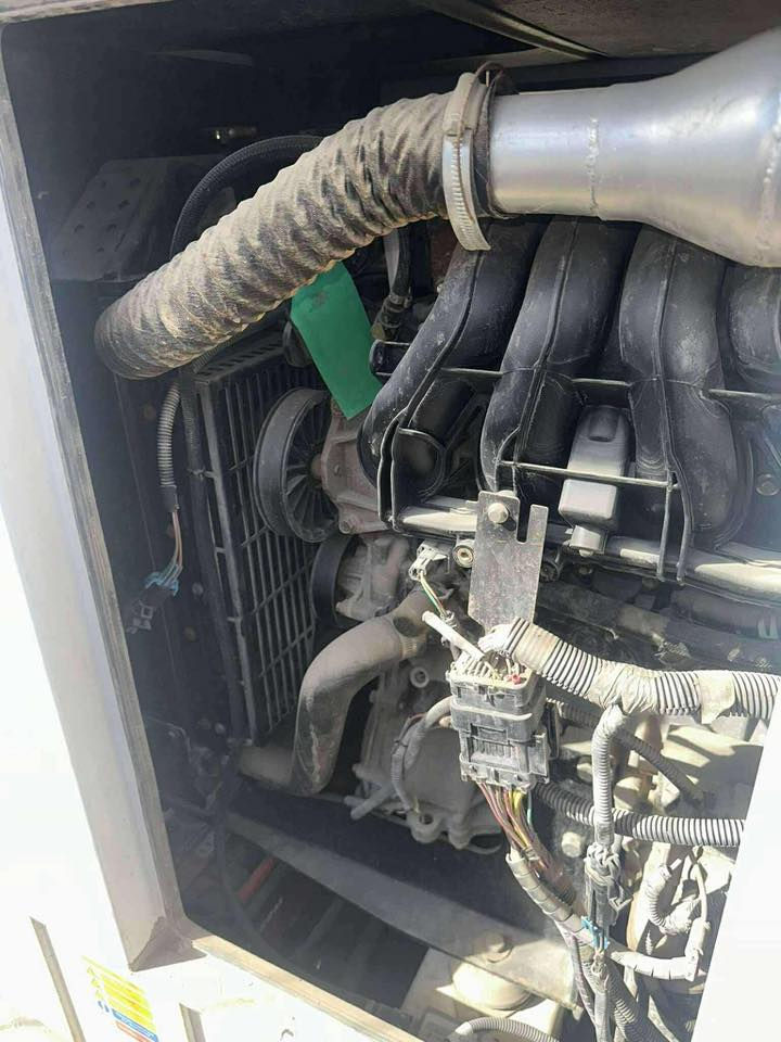 السلام عليكم مولد من شركة بيرطانيه30kv مستعمل قليل كلش ومتوكة صار فتره كاتم نضيفه حيل للبيع مع العلم المولدة بنازين لل استفسار اتصل هنا ***********

