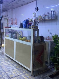 عندي ميز بار استعمال قليل وحسب الصوره الاتصال 07864139800 واتساب ايضا
