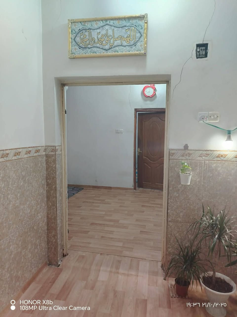 الدار للبيع نجف حي الجزيرة قرب مدرسة الشعب بيع مستعجل  المساحه 90متر  سقف اعكاده  واجهيه 9 النزال 10 يحتوي ألبيت غرفتين غرفه فوك وغرفه جوه والغرفتين  5في4 يحتوي على صالتين صاله طعام وصاله ضيوف ومطبخ مساحته 3في3 مثل ما موضح بل صورة ويحتوي على حمام خارجي و حمام داخلي +منورر
السعر 110وبي مجال للشراي 

الأستفسار ***********
