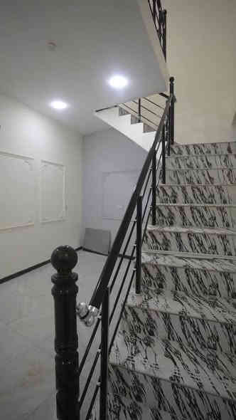 بيت للبيع 
المساحة 250م طابقين
الموقع ركن في الزون الثاني 
يحتوي على 6 غرف نوم 
4 مجاميع صحية 
بيع مستعجل 
التفاصيل من خلال الاتصال بالرقم
*********** في مجمع السلام
