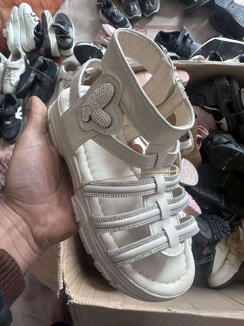 شلعه احذيه رياضي وجراكز بيهن 300 قطعه بس يرادلهن تنظيف معروضات جانن القطعه بالف ونص  قفل مكاني بابل ***********
