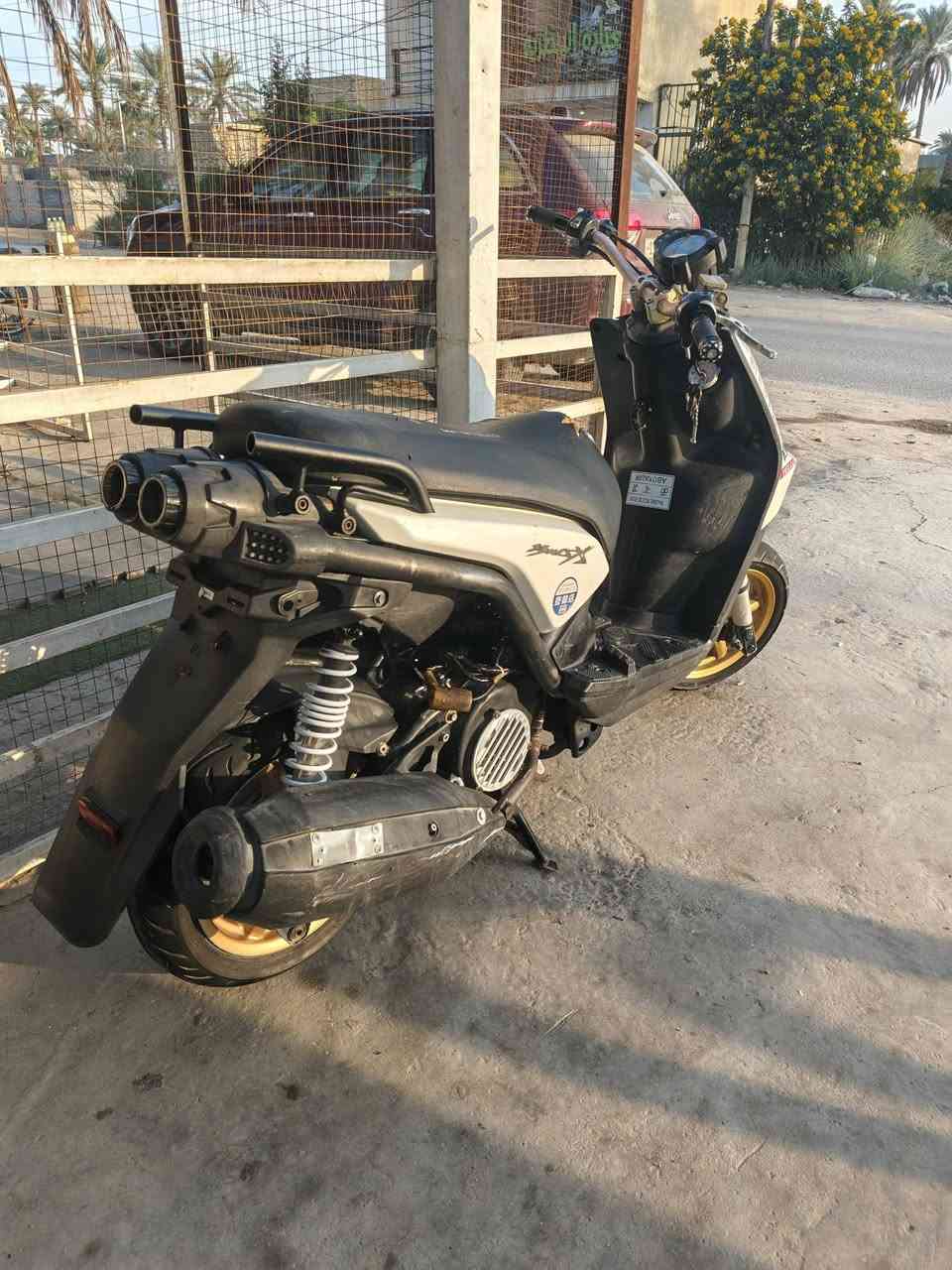 السلام عليكم للبيع سكنس جبلي موديل ١٤ كامله من كلشي مابيها نقص برغي شلعه معدل خير من الله  بيها تزويد  خارجي بلادي اجه من الرمبه صدر امامي يدات دبلات سبايدر خلفي بك لايت تزويد  اي  قطعه تجاري ماكو على فحص
السعر ٩٠٠ وبيها مجال 
مكاني حله حي الجزائر
***********
