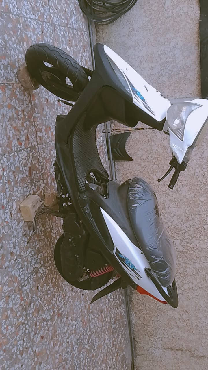 السلام عليكم 
1-من رخصة رئيس الكروب
2-ماكس عدلى 120
3-دراجة نضيفة مال جناي 
4-بيهة نواقص بصيطة 
5-محرك بلادي تجي وتفحص
6-كفرات نضيفة سوادات نضيفة 
7-باتري جديد كهربائيات شغاله 
8-دراجة سلف هندر شغال بكل وقت 
9- دراجة شلعى ومعدل وبطناش 
10-اني امخلي سلف خمسة وخمسين 
11- بس الدراجة 49بلادي 
12-دراجة دهن جديد ما ادير غير اليورل الدبة السودة
مكاني بغداد البياع تقاطع درويش 
السعر 550وبيه مجال انشالله
رقم ***********
بي واتساب
